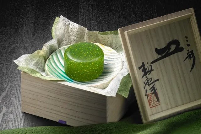 和漢の叡智と金箔が織りなす、洗う“美容液”。「高貴石鹸 麗月」取り扱い開始