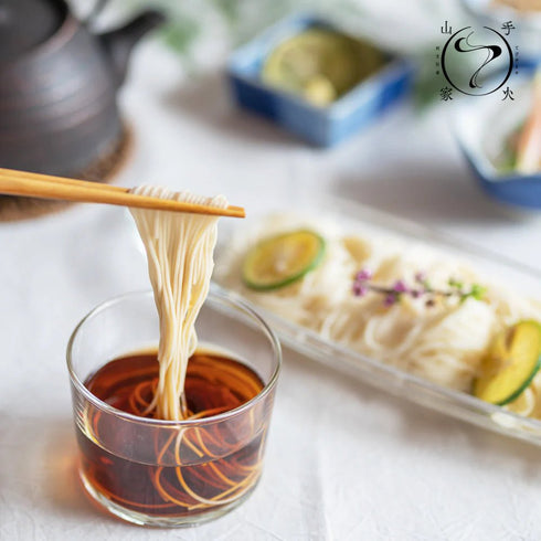 手火山家|別注 ⼿延べ素麺セット&いしざか農園 南⿂沼産「しおざわ こしひかり」【贈答⽤】<⾵呂敷包装/組合せギフト>