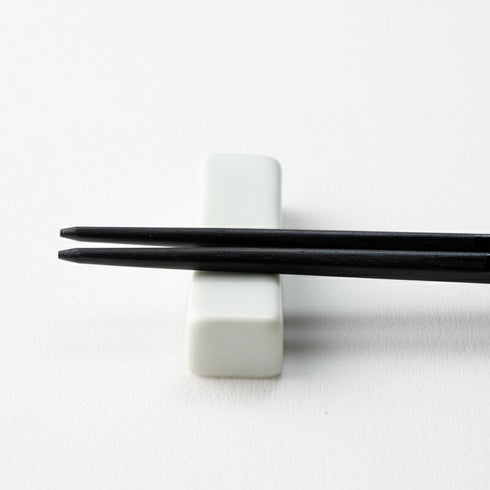 HASHIKURA MATSUKAN/黒檀 六角 漆塗分 ペア 黒/赤 砂岩箸置付 ギフト箱付