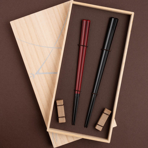 HASHIKURA MATSUKAN/黒檀 五角 漆塗分 ペア 黒/赤 砂岩箸置付 ギフト箱付