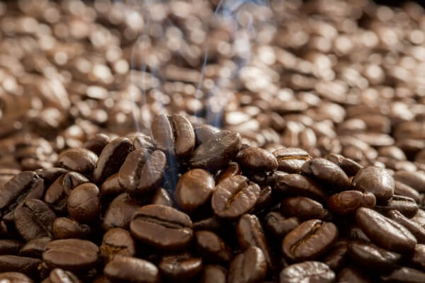 焙煎されるコーヒー豆