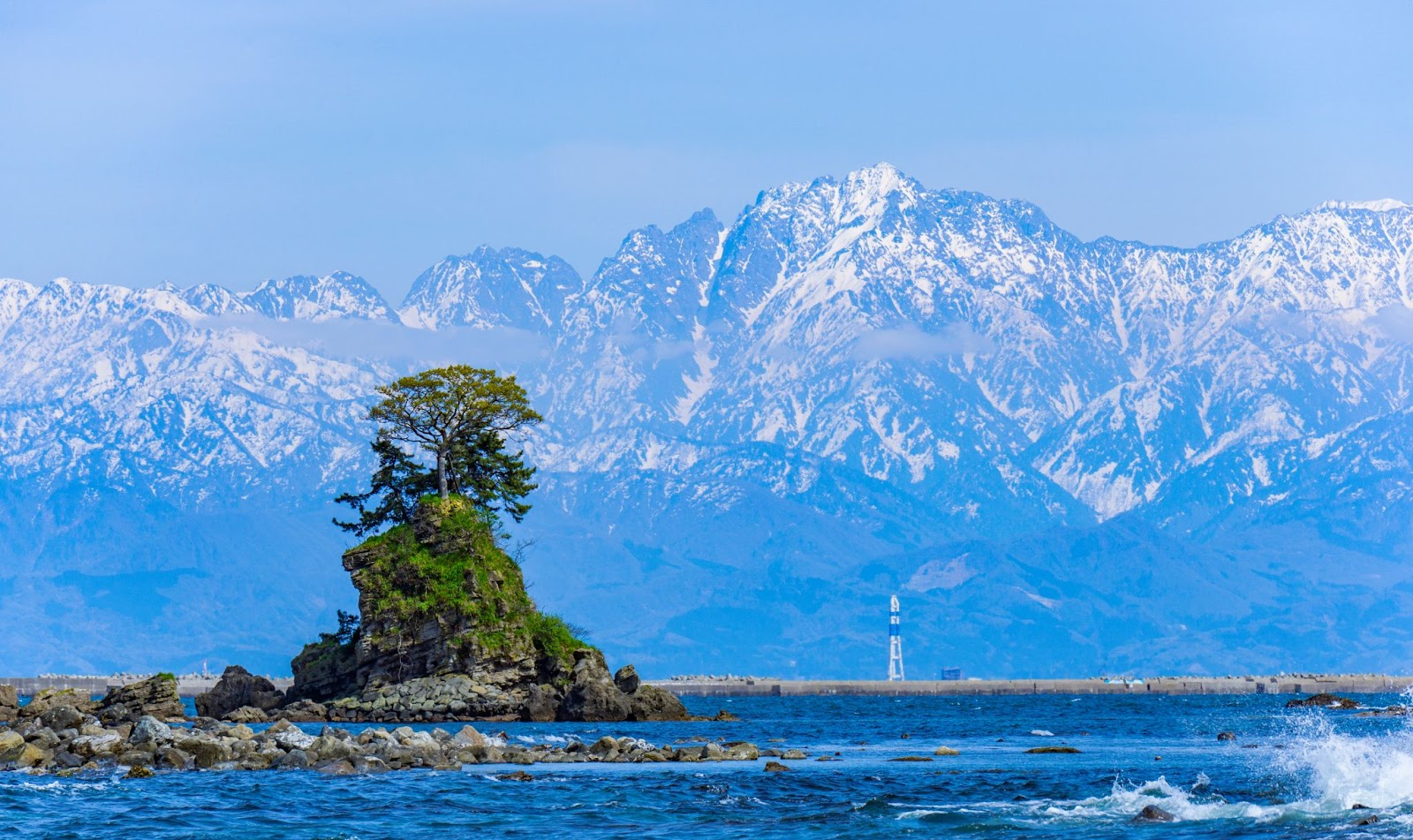 富山は、富山湾に囲まれた自然豊かなエリア。ローカルな食文化も魅力！
